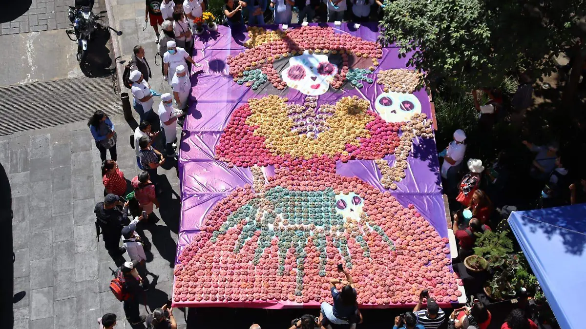 Panaderos de Cuernavaca montan catrina con dos mil piezas de pan de muerto